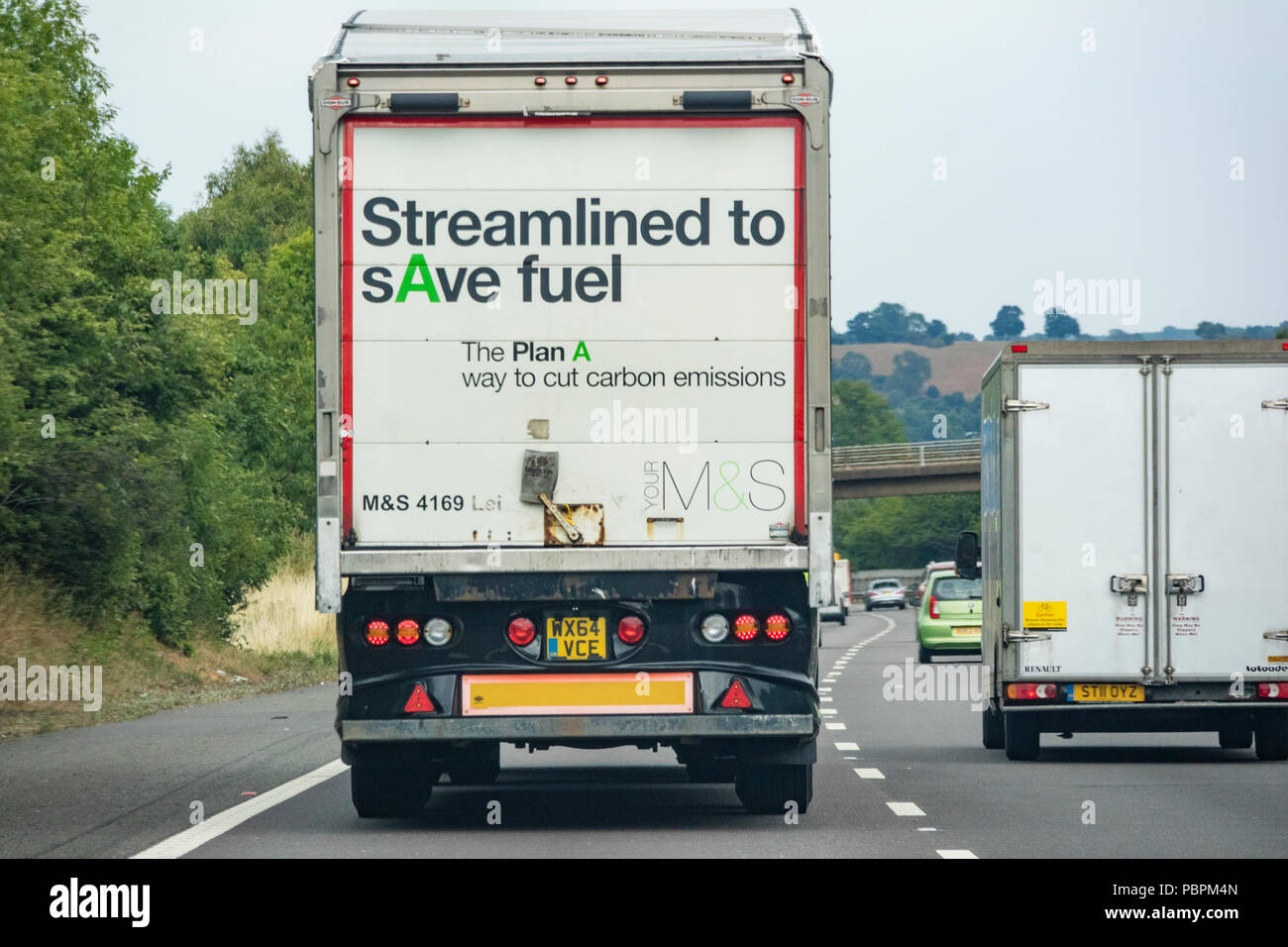 Un Marks & Spencer autocarro promuovere la riduzione delle emissioni di carbonio su una autostrada, England, Regno Unito Foto Stock