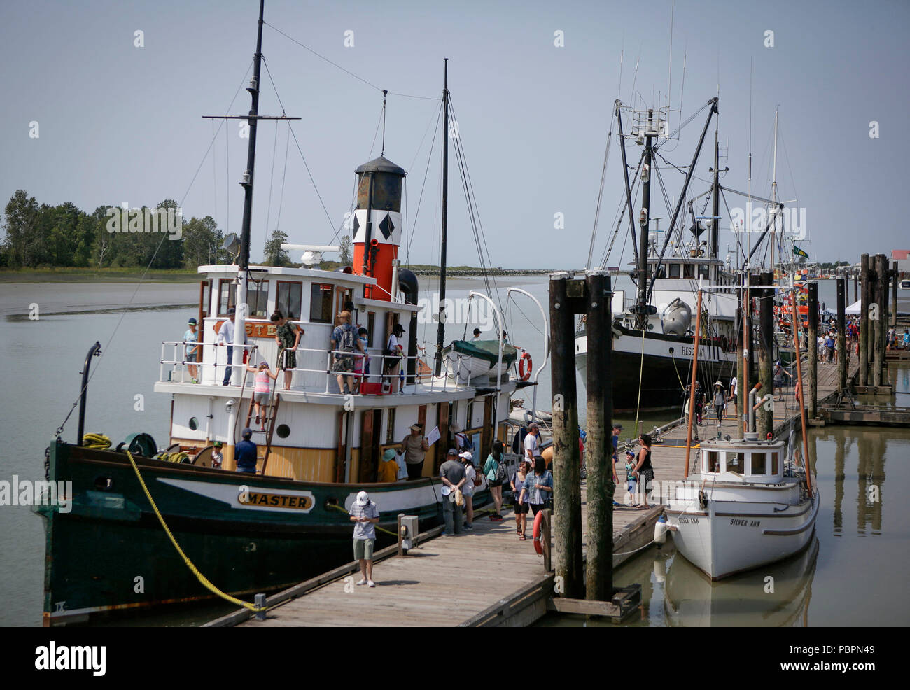 Vancouver, Canada. 28 Luglio, 2018. La gente visita navi parcheggiata nel dock durante la quindicesima edizione del Festival marittimo in Richmond, Canada, 28 luglio 2018. La Richmond annuale Festival marittimo ha montrato marittimo-attività a tema e mostre, consentendo alle persone di scoprire la vita e il patrimonio del Canada è storia marittima. Credito: Liang sen/Xinhua/Alamy Live News Foto Stock