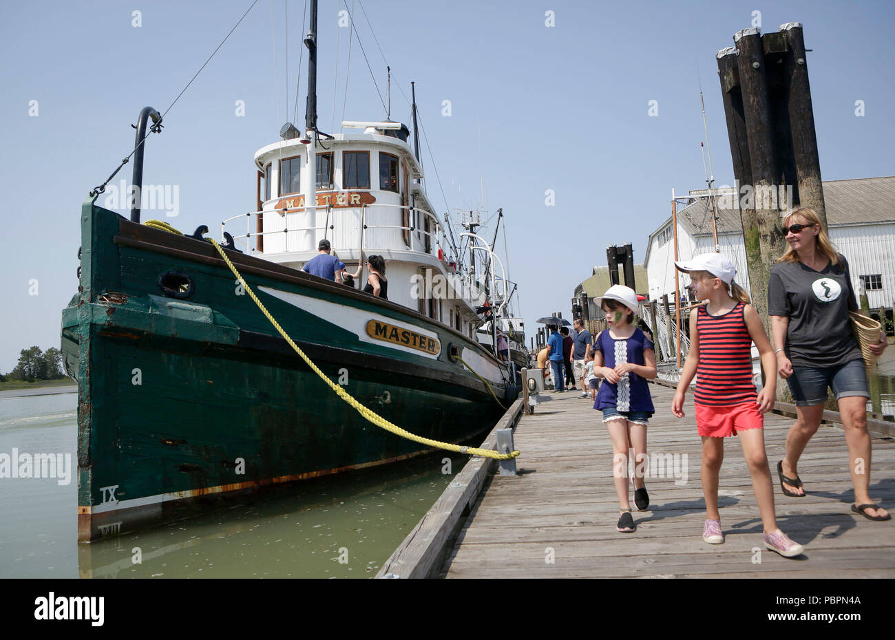 Vancouver, Canada. 28 Luglio, 2018. La gente visita navi parcheggiata nel dock durante la quindicesima edizione del Festival marittimo in Richmond, Canada, 28 luglio 2018. La Richmond annuale Festival marittimo ha montrato marittimo-attività a tema e mostre, consentendo alle persone di scoprire la vita e il patrimonio del Canada è storia marittima. Credito: Liang sen/Xinhua/Alamy Live News Foto Stock