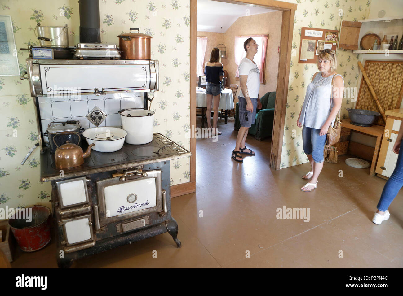 Vancouver, Canada. 28 Luglio, 2018. Le persone guardano all'interno di una casa di pescatori durante la quindicesima edizione del Festival marittimo in Richmond, Canada, 28 luglio 2018. La Richmond annuale Festival marittimo ha montrato marittimo-attività a tema e mostre, consentendo alle persone di scoprire la vita e il patrimonio del Canada è storia marittima. Credito: Liang sen/Xinhua/Alamy Live News Foto Stock