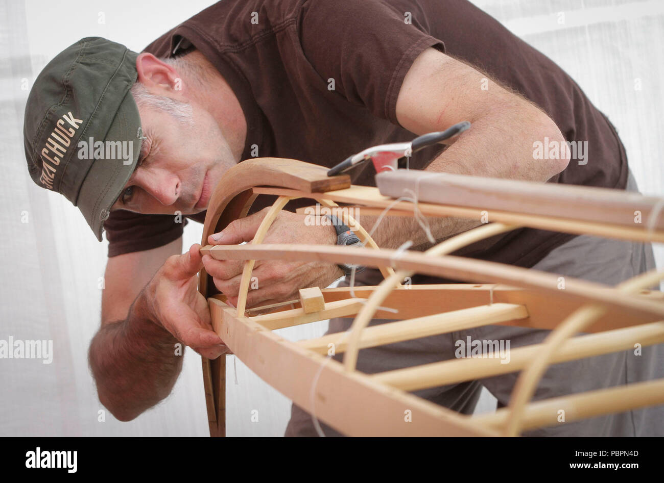 Vancouver, Canada. 28 Luglio, 2018. Una barca builder consente una canoa durante la quindicesima edizione del Festival marittimo in Richmond, Canada, 28 luglio 2018. La Richmond annuale Festival marittimo ha montrato marittimo-attività a tema e mostre, consentendo alle persone di scoprire la vita e il patrimonio del Canada è storia marittima. Credito: Liang sen/Xinhua/Alamy Live News Foto Stock