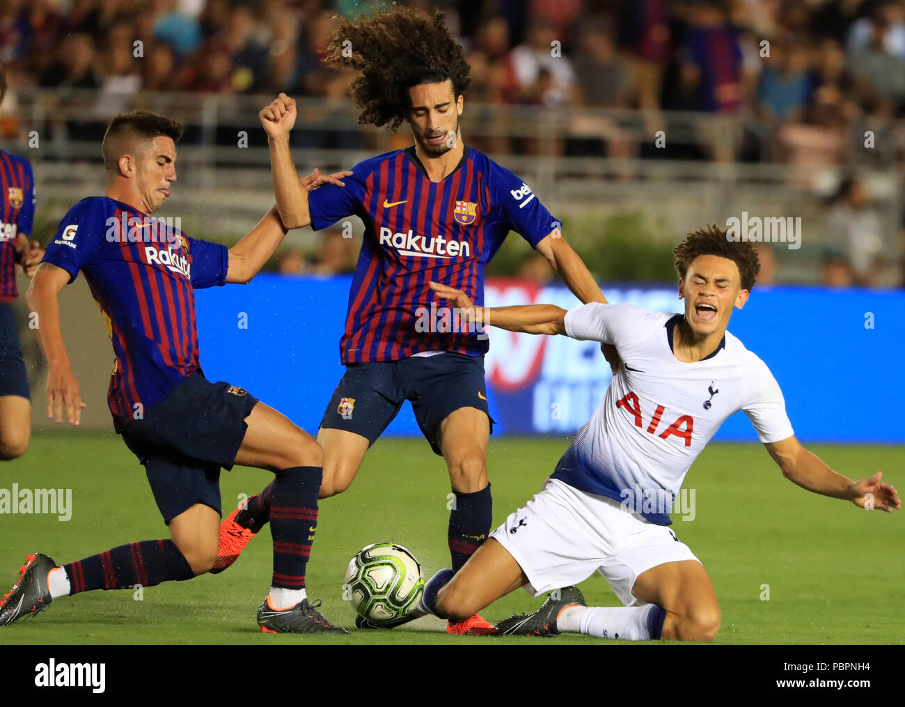 Pasadena, Stati Uniti d'America. 28 Luglio, 2018. Hotspur di Luca Amos (R) cade verso il basso durante la International Champions Cup Soccer match tra Barcellona e Tottenham Hotspur di Pasadena, Stati Uniti, 28 luglio 2018. Barcellona ha vinto 7-5 (5-3 in pena shootout). Credito: Li Ying/Xinhua/Alamy Live News Foto Stock