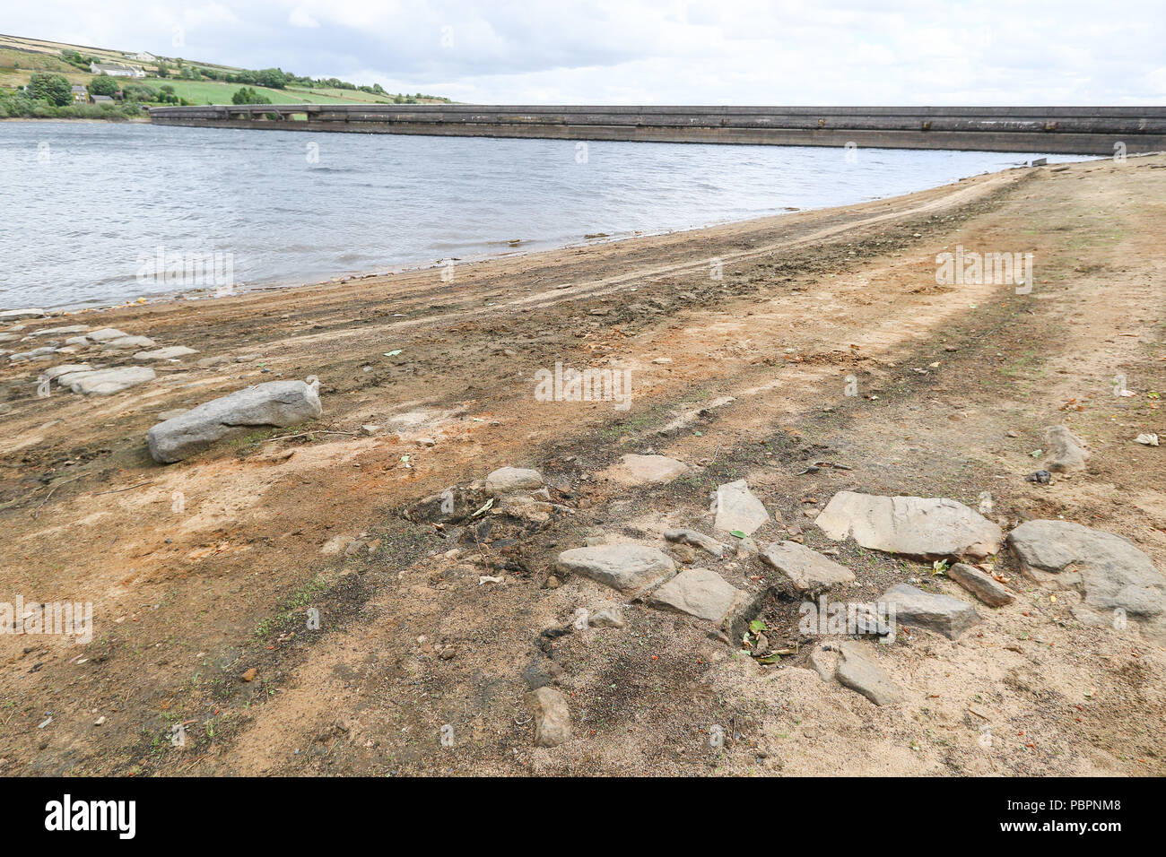Ripponden, nello Yorkshire, 28 luglio 2018.UK Yorkshire acqua azionato Baitings serbatoio è a meno di 2 miglia dalla United Utilities proprietà bordo Blackstone Rservoir in Littleborough nella vicina Lancashire, che sta mostrando ridotti livelli di acqua. Gli anni cinquanta serbatoio integrato, aperto nel 1957, e ha avuto dieci anni per creare la diga Baitings Inferiore sorge a 840 piedi e condivide un clima simile. Credito: Phil Taylor/Alamy Live News Foto Stock