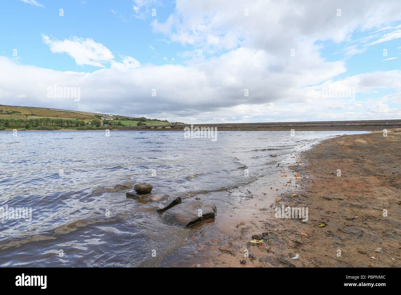 Ripponden, nello Yorkshire, 28 luglio 2018.UK Yorkshire acqua azionato Baitings serbatoio è a meno di 2 miglia dalla United Utilities proprietà bordo Blackstone Rservoir in Littleborough nella vicina Lancashire, che sta mostrando ridotti livelli di acqua. Gli anni cinquanta serbatoio integrato, aperto nel 1957, e ha avuto dieci anni per creare la diga Baitings Inferiore sorge a 840 piedi e condivide un clima simile. Credito: Phil Taylor/Alamy Live News Foto Stock