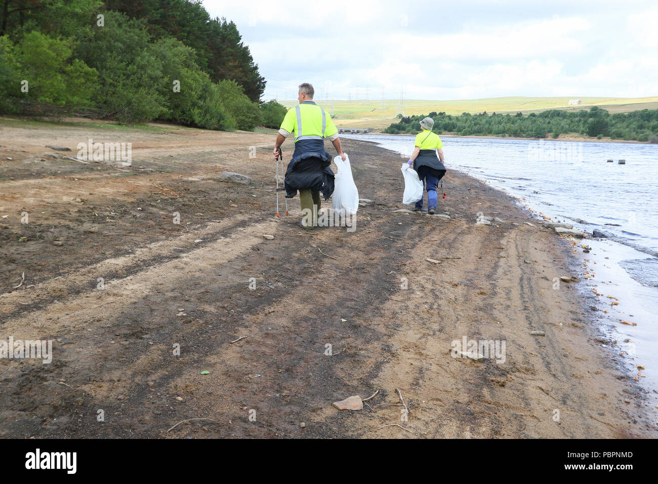 Ripponden, nello Yorkshire, 28 luglio 2018.UK Yorkshire acqua azionato Baitings serbatoio è a meno di 2 miglia dalla United Utilities proprietà bordo Blackstone Rservoir in Littleborough nella vicina Lancashire, che sta mostrando ridotti livelli di acqua. Gli anni cinquanta serbatoio integrato, aperto nel 1957, e ha avuto dieci anni per creare la diga Baitings Inferiore sorge a 840 piedi e condivide un clima simile. Credito: Phil Taylor/Alamy Live News Foto Stock