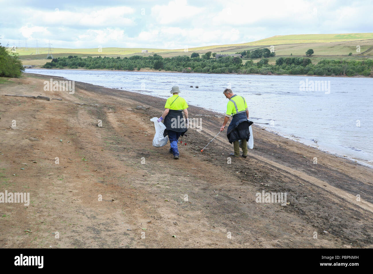 Ripponden, nello Yorkshire, 28 luglio 2018.UK Yorkshire acqua azionato Baitings serbatoio è a meno di 2 miglia dalla United Utilities proprietà bordo Blackstone Rservoir in Littleborough nella vicina Lancashire, che sta mostrando ridotti livelli di acqua. Gli anni cinquanta serbatoio integrato, aperto nel 1957, e ha avuto dieci anni per creare la diga Baitings Inferiore sorge a 840 piedi e condivide un clima simile. Credito: Phil Taylor/Alamy Live News Foto Stock
