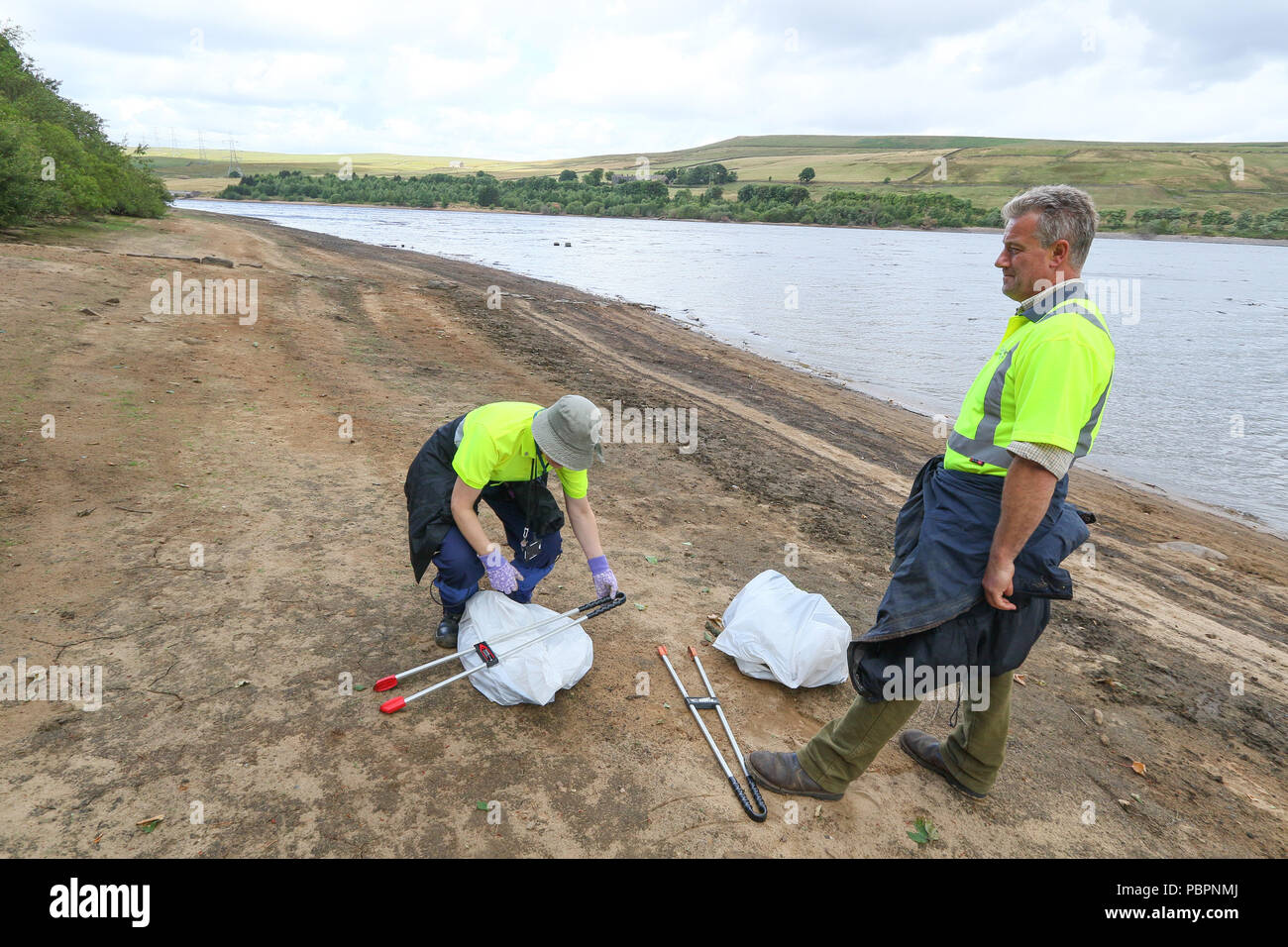 Ripponden, nello Yorkshire, 28 luglio 2018.UK Yorkshire acqua azionato Baitings serbatoio è a meno di 2 miglia dalla United Utilities proprietà bordo Blackstone Rservoir in Littleborough nella vicina Lancashire, che sta mostrando ridotti livelli di acqua. Gli anni cinquanta serbatoio integrato, aperto nel 1957, e ha avuto dieci anni per creare la diga Baitings Inferiore sorge a 840 piedi e condivide un clima simile. Credito: Phil Taylor/Alamy Live News Foto Stock
