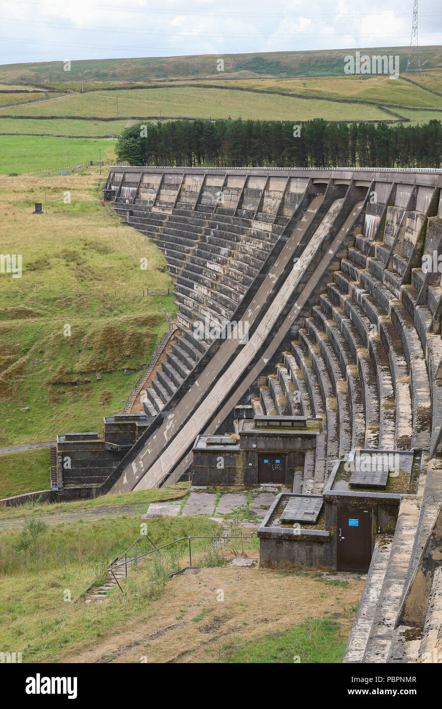 Ripponden, nello Yorkshire, 28 luglio 2018.UK Yorkshire acqua azionato Baitings serbatoio è a meno di 2 miglia dalla United Utilities proprietà bordo Blackstone Rservoir in Littleborough nella vicina Lancashire, che sta mostrando ridotti livelli di acqua. Gli anni cinquanta serbatoio integrato, aperto nel 1957, e ha avuto dieci anni per creare la diga Baitings Inferiore sorge a 840 piedi e condivide un clima simile. Credito: Phil Taylor/Alamy Live News Foto Stock