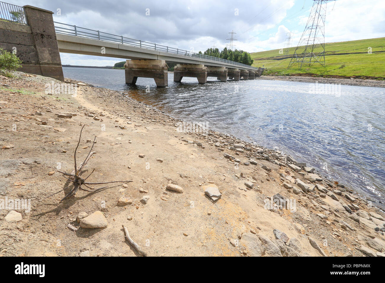 Ripponden, nello Yorkshire, 28 luglio 2018.UK Yorkshire acqua azionato Baitings serbatoio è a meno di 2 miglia dalla United Utilities proprietà bordo Blackstone Rservoir in Littleborough nella vicina Lancashire, che sta mostrando ridotti livelli di acqua. Gli anni cinquanta serbatoio integrato, aperto nel 1957, e ha avuto dieci anni per creare la diga Baitings Inferiore sorge a 840 piedi e condivide un clima simile. Credito: Phil Taylor/Alamy Live News Foto Stock