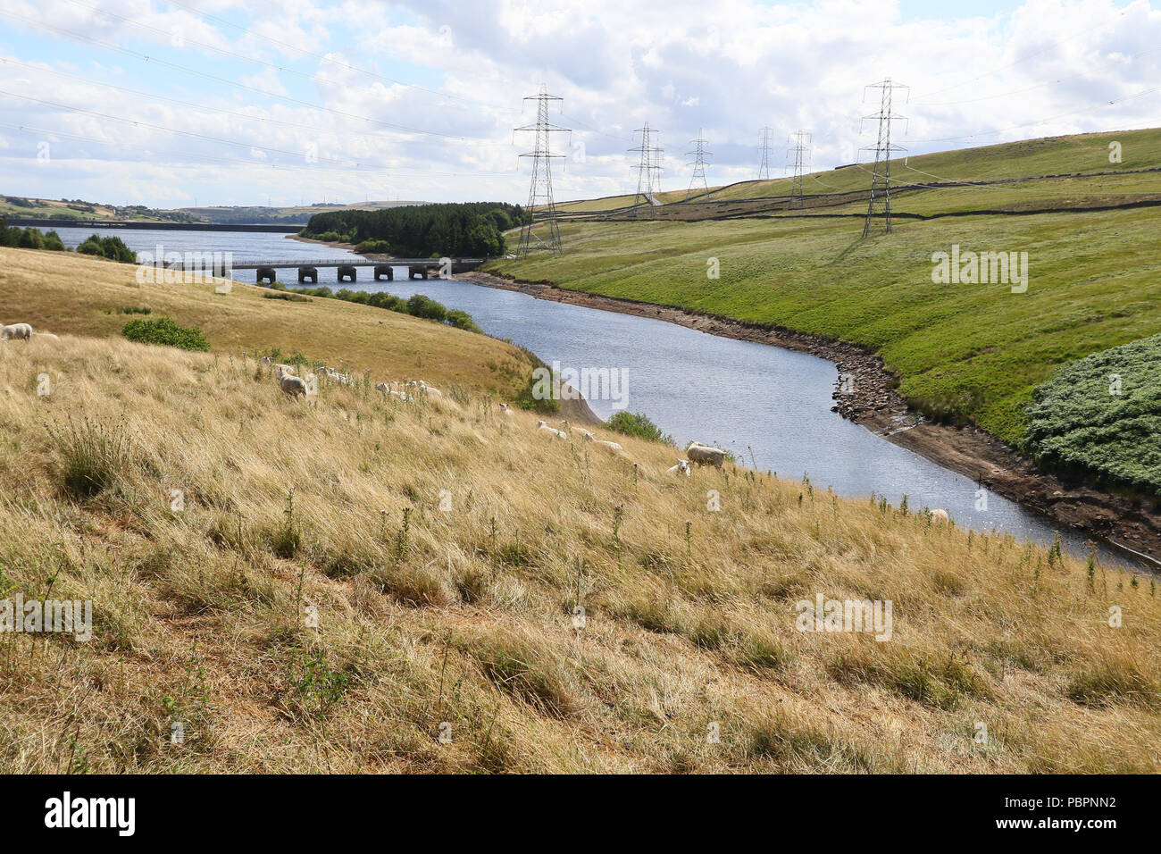 Ripponden, nello Yorkshire, 28 luglio 2018.UK Yorkshire acqua azionato Baitings serbatoio è a meno di 2 miglia dalla United Utilities proprietà bordo Blackstone Rservoir in Littleborough nella vicina Lancashire, che sta mostrando ridotti livelli di acqua. Gli anni cinquanta serbatoio integrato, aperto nel 1957, e ha avuto dieci anni per creare la diga Baitings Inferiore sorge a 840 piedi e condivide un clima simile. Credito: Phil Taylor/Alamy Live News Foto Stock