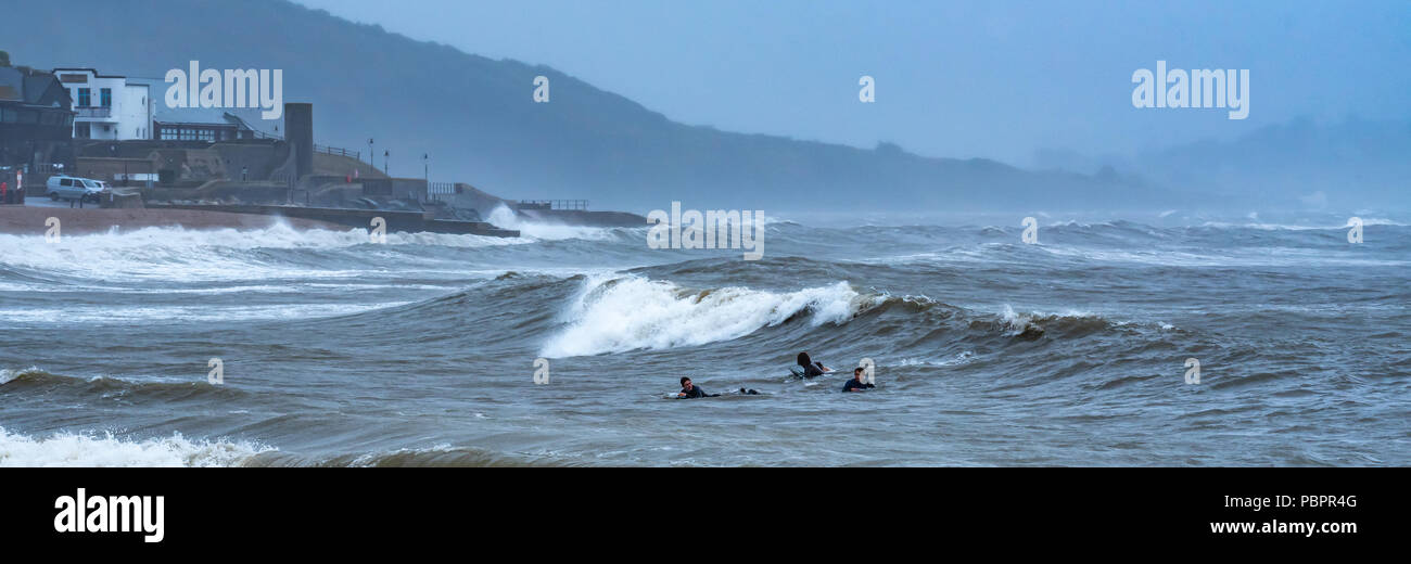 Lyme Regis, Dorset, Regno Unito. 29 luglio 2018. Regno Unito Meteo: Tempesta tempo colpisce il lungomare di Lyme Regis. La spiaggia è vuota presso la località balneare di Lyme Regis come pioggia e venti alti portare un temporaneo gabbiano al record rompendo l'onda di calore estate. Credit: PQ/Alamy Live News. Foto Stock