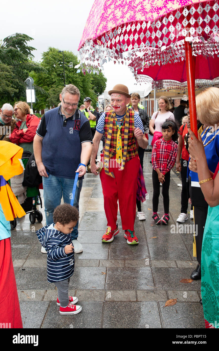 Warrington, Regno Unito, 29 luglio 2018. Warrington comunità etniche (Associazione WECA) ha tenuto il suo quinto annuale Festival della mela. La solita passeggiata dal Municipio non ha avuto luogo a causa del bagnato e ventoso e l'evento che avrebbe dovuto svolgersi nei giardini della regina a Palmyra Square e vicino al centro della città, è stato cambiato all'interno della Hall Parr edificio Foto Stock