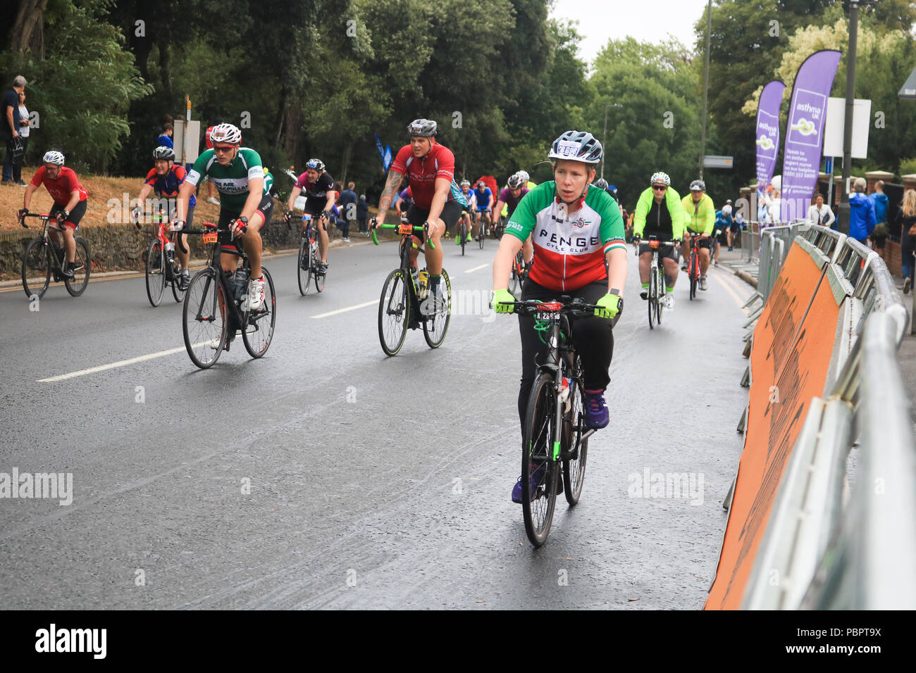 Londra REGNO UNITO. Il 29 luglio 2018. Migliaia di ciclisti ride through Wimbledon Village nel Prudential Londra Surrey 100 evento classico su un nuvoloso giorno di pioggia . Il prudenziale Ride London-Surrey 100 nel suo sesto anno celebra il retaggio per il ciclismo creato dal London 2012 Giochi Olimpici e Paraolimpici e segue un 100-miglio percorso su strade chiuse attraverso la capitale e nella campagna del Surrey Credito: amer ghazzal/Alamy Live News Foto Stock