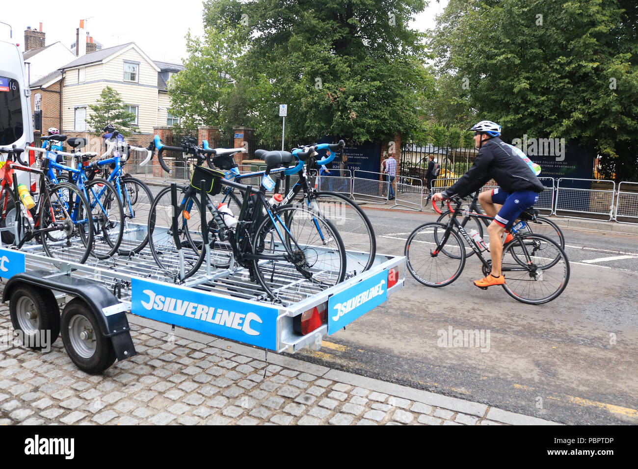 Londra REGNO UNITO. Il 29 luglio 2018. Migliaia di ciclisti ride through Wimbledon Village nel Prudential Londra Surrey 100 evento classico su un nuvoloso giorno di pioggia . Il prudenziale Ride London-Surrey 100 nel suo sesto anno celebra il retaggio per il ciclismo creato dal London 2012 Giochi Olimpici e Paraolimpici e segue un 100-miglio percorso su strade chiuse attraverso la capitale e nella campagna del Surrey Credito: amer ghazzal/Alamy Live News Foto Stock