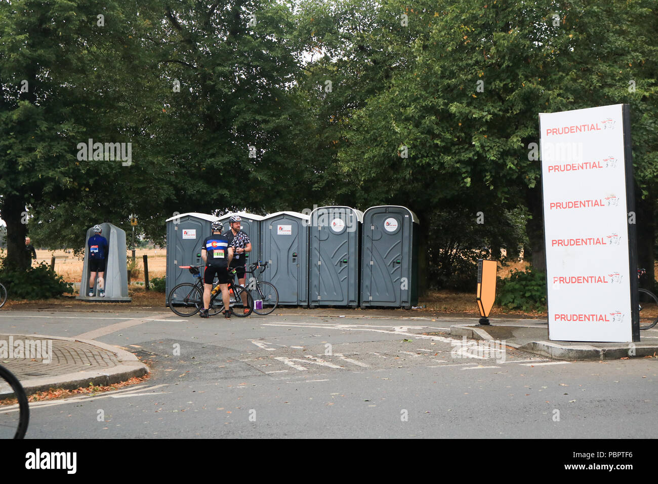 Londra REGNO UNITO. Il 29 luglio 2018. Migliaia di ciclisti ride through Wimbledon Village nel Prudential Londra Surrey 100 evento classico su un nuvoloso giorno di pioggia . Il prudenziale Ride London-Surrey 100 nel suo sesto anno celebra il retaggio per il ciclismo creato dal London 2012 Giochi Olimpici e Paraolimpici e segue un 100-miglio percorso su strade chiuse attraverso la capitale e nella campagna del Surrey Credito: amer ghazzal/Alamy Live News Foto Stock