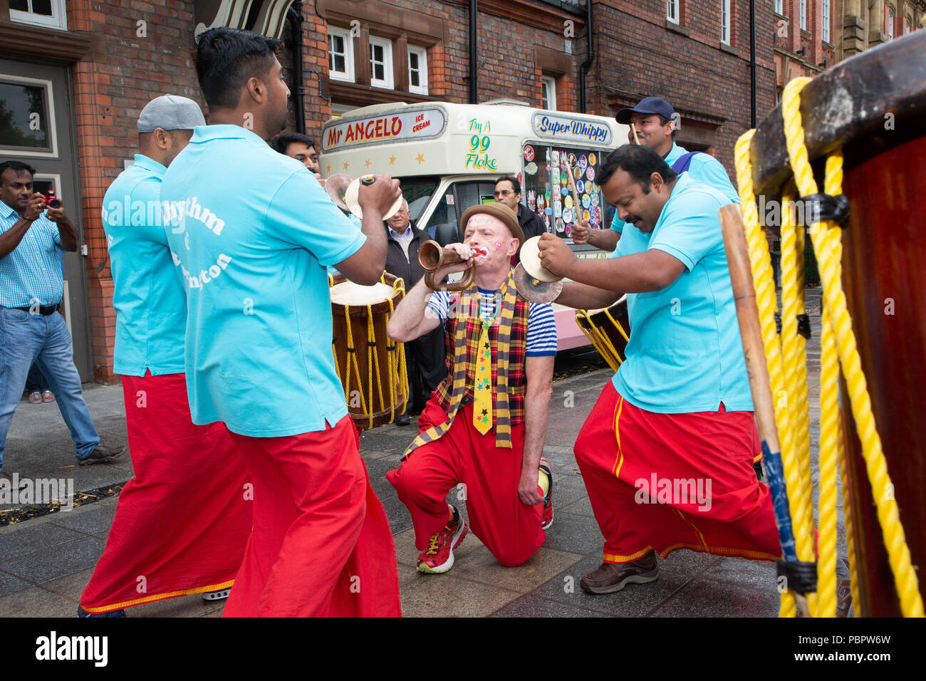 Warrington, Regno Unito, 29 luglio 2018. 29 Luglio 2018 - Warrington comunità etniche (Associazione WECA) ha tenuto il suo quinto annuale Festival della mela. La solita passeggiata dal Municipio non ha avuto luogo a causa del bagnato e ventoso e l'evento che avrebbe dovuto svolgersi nei giardini della regina a Palmyra Square e vicino al centro della città, è stato cambiato all'interno della Hall Parr edificio Foto Stock