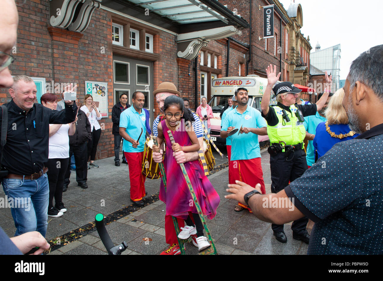 Warrington, Regno Unito, 29 luglio 2018. 29 Luglio 2018 - Warrington comunità etniche (Associazione WECA) ha tenuto il suo quinto annuale Festival della mela. La solita passeggiata dal Municipio non ha avuto luogo a causa del bagnato e ventoso e l'evento che avrebbe dovuto svolgersi nei giardini della regina a Palmyra Square e vicino al centro della città, è stato cambiato all'interno della Hall Parr edificio Foto Stock