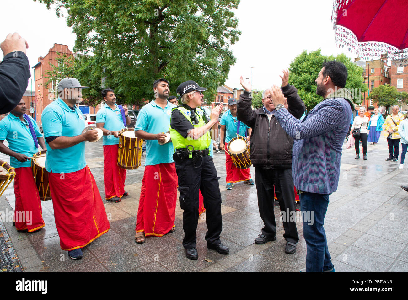 Warrington, Regno Unito, 29 luglio 2018. 29 Luglio 2018 - Warrington comunità etniche (Associazione WECA) ha tenuto il suo quinto annuale Festival della mela. La solita passeggiata dal Municipio non ha avuto luogo a causa del bagnato e ventoso e l'evento che avrebbe dovuto svolgersi nei giardini della regina a Palmyra Square e vicino al centro della città, è stato cambiato all'interno della Hall Parr edificio Foto Stock