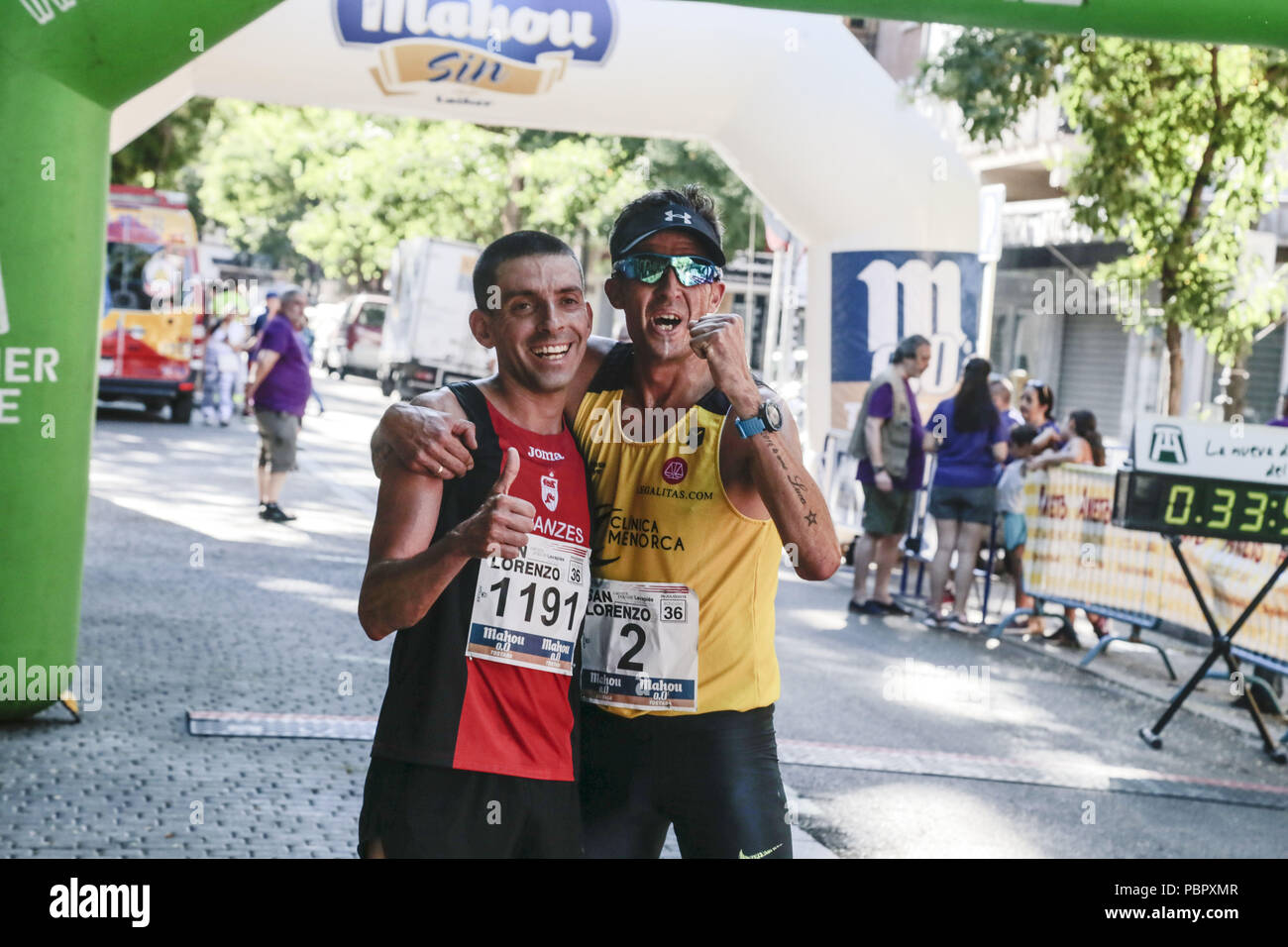 Madrid, Spagna. 29 Luglio, 2018. David Martinez Fernandez, secondo in gara e Miguel del Pozo, terzo in gara visto celebrare.XXXVI edizione della popolare gara di San Lorenzo. Si tratta di una 10 km di gara che inizia e termina nel quartiere Lavapies, passando attraverso il centro di Madrid. Credito: Lito Lizana/SOPA Immagini/ZUMA filo/Alamy Live News Foto Stock
