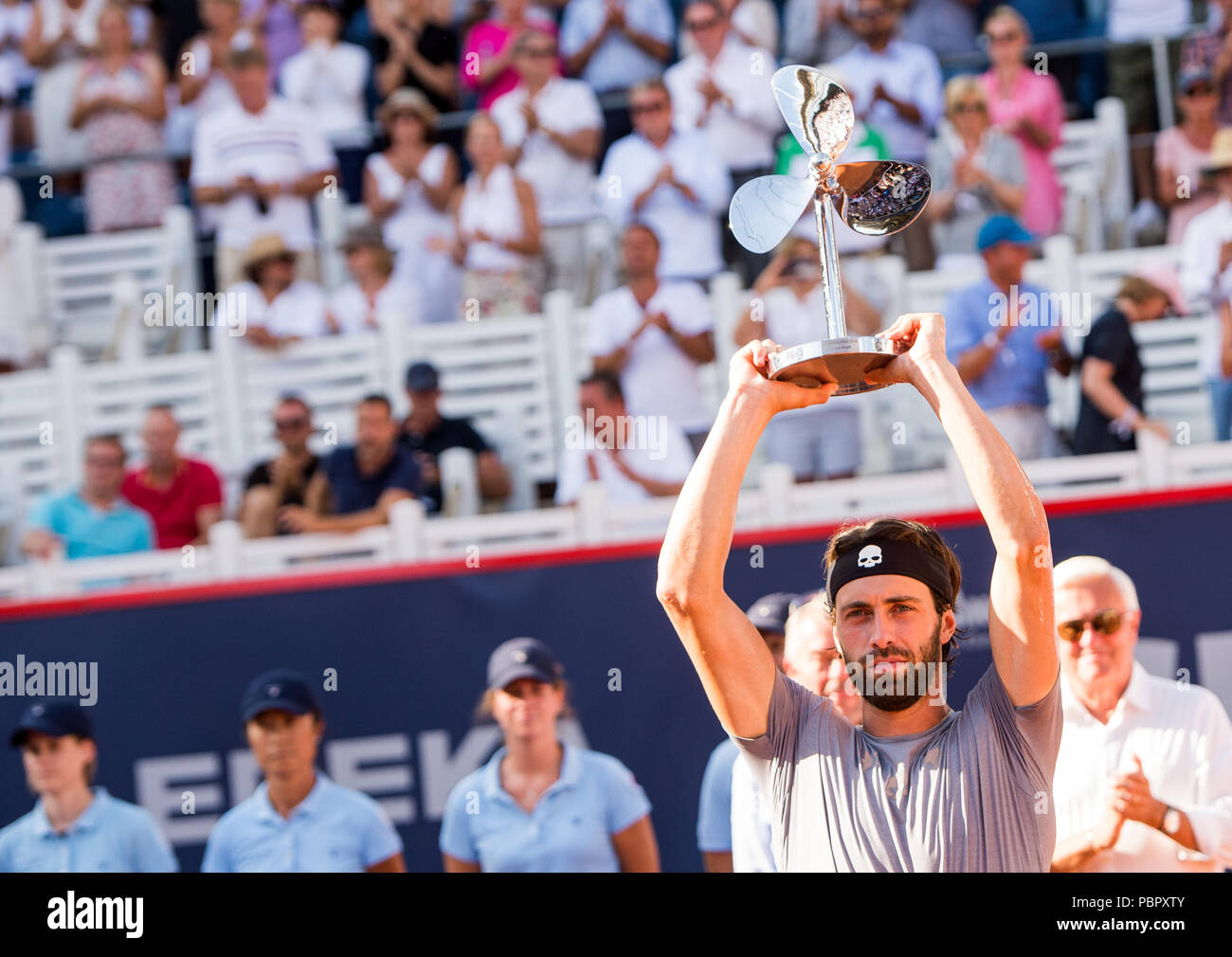 Amburgo, Germania, 29 luglio 2018. Tennis ATP Tour Open di Germania, single, uomini, finale nello stadio di tennis Rothenbaum a: Basilashvili (Georgia) - Mayer (Argentina). Nikoloz Basilashvili detiene il trofeo dopo la sua vittoria. Foto: Daniel Bockwoldt/dpa Credito: dpa picture alliance/Alamy Live News Foto Stock