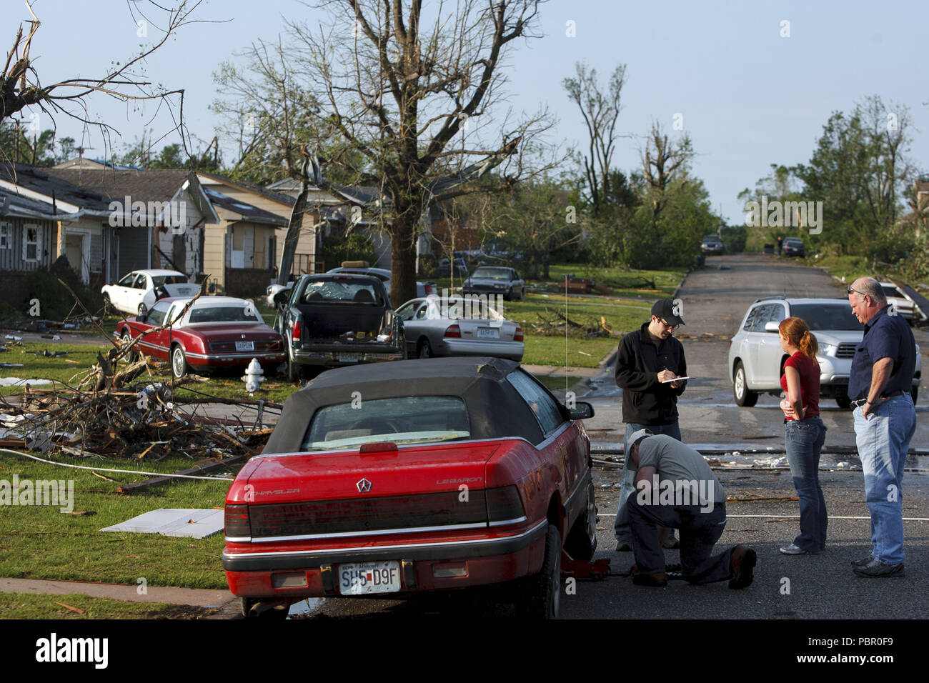 Joplin, Missouri, Stati Uniti d'America. Xxiv Maggio, 2011. In questo maggio 24, 2011 fotografia, reporter A. G. Sulzberger, poi un corrispondente nazionale per il New York Times, interviste di persone a seguito di un tornado a Joplin, Missouri, che ha causato la morte di oltre un centinaio di persone e a sinistra un sentiero di devastazione, come si è visto su Martedì, 24 maggio 2011. Arthur Gregg ''A.G.'' Sulzberger è stato denominato editore del New York Times nel 2018. Foto © 2011 Patrick T Fallon Credito: Patrick Fallon/ZUMA filo/Alamy Live News Foto Stock