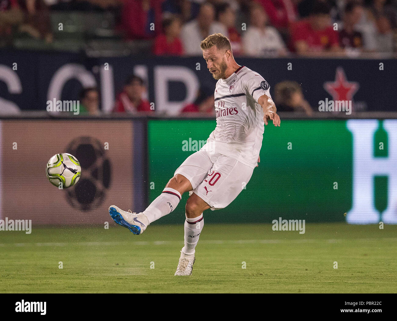 Carson, CA. Xxv Luglio, 2018. AC Milan defender Ignazio Abate (20) passa la palla a un compagno di squadra durante una partita tra AC Milan vs manchester united Mercoledì, 25 luglio 2018 presso il Centro StubHub, a Carson, CA. Il Manchester United ha sconfitto il Milan 1-1 (9-8) sanzioni. (Obbligatorio Credito: Juan Lainez/MarinMedia.org/Cal Sport Media) (completare il fotografo e il credito richiesto) Credito: csm/Alamy Live News Foto Stock