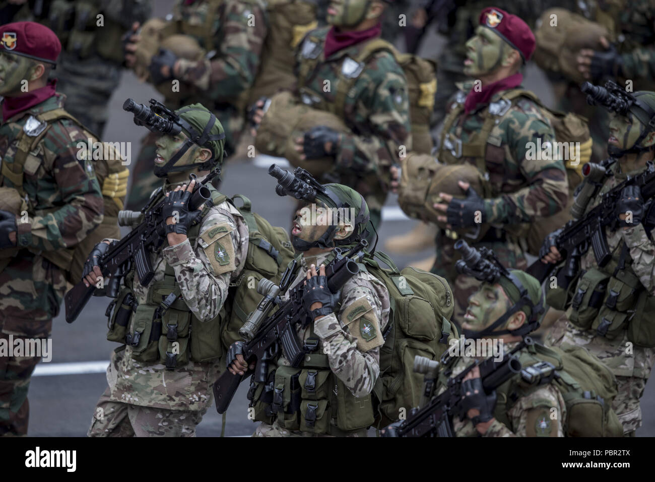 Lima, Lima, Perù. 29 Luglio, 2018. Gli ufficiali peruviane visto che partecipano alla parata militare.I membri del governo del Perù da forze armate, guardia costiera, ricerca e salvataggio, e polizia marzo in grande uniforme durante il paese della Gran Parada Militar. Questa sfilata si verifica sempre il giorno dopo il Perù giorno dell indipendenza segna la fine ufficiale di festeggiamenti in tutta la nazione. Credito: Guillermo Gutierrez SOPA/images/ZUMA filo/Alamy Live News Foto Stock