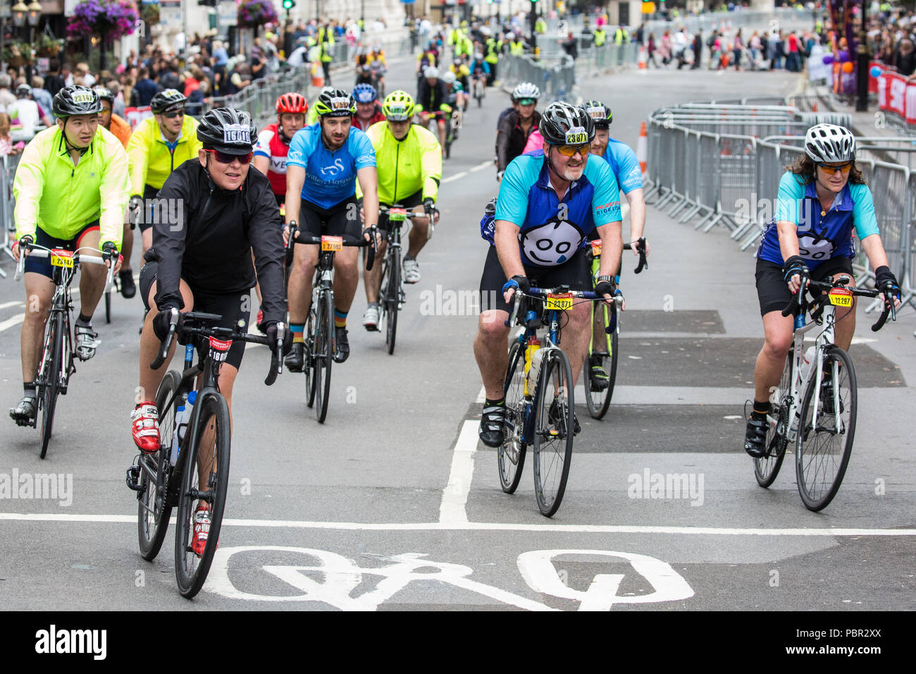 Londra, Regno Unito. 29 Luglio, 2018. I piloti passano lungo Whitehall durante la corsa prudenzialiLondon-Surrey 100 e prudenzialiLondon-Surrey Ride 46 eventi. La 100 manifestazione si svolge su strade chiuse a Londra e in Surrey su un percorso con salite di test utilizzato in olimpiadi del 2012, mentre il 46 evento inizia presso la Queen Elizabeth Olympic Park e termina sul Mall. Credito: Mark Kerrison/Alamy Live News Foto Stock