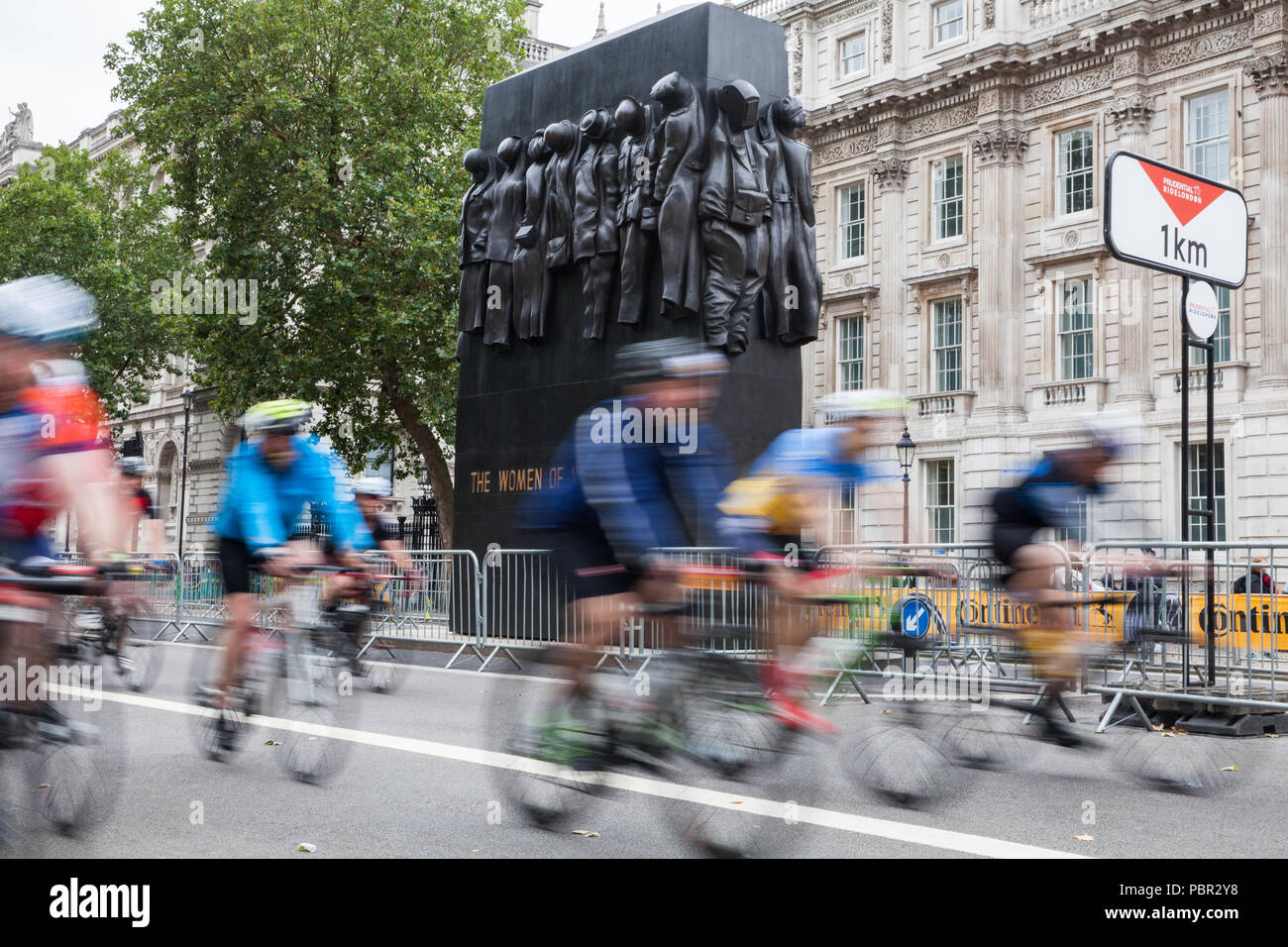 Londra, Regno Unito. 29 Luglio, 2018. I piloti passano lungo Whitehall durante la corsa prudenzialiLondon-Surrey 100 e prudenzialiLondon-Surrey Ride 46 eventi. La 100 manifestazione si svolge su strade chiuse a Londra e in Surrey su un percorso con salite di test utilizzato in olimpiadi del 2012, mentre il 46 evento inizia presso la Queen Elizabeth Olympic Park e termina sul Mall. Credito: Mark Kerrison/Alamy Live News Foto Stock