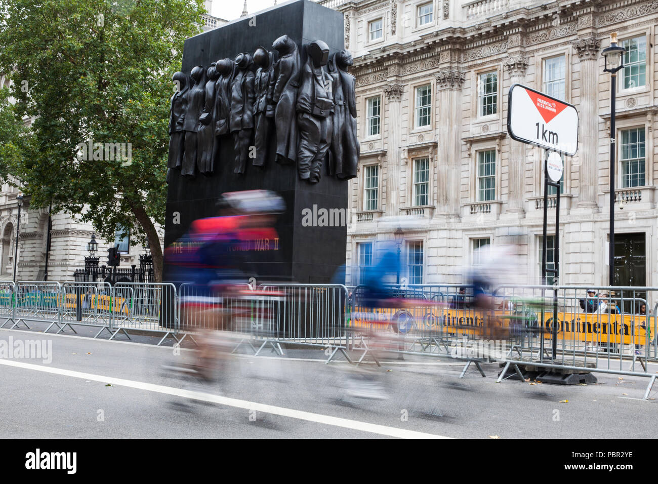 Londra, Regno Unito. 29 Luglio, 2018. I piloti passano lungo Whitehall durante la corsa prudenzialiLondon-Surrey 100 e prudenzialiLondon-Surrey Ride 46 eventi. La 100 manifestazione si svolge su strade chiuse a Londra e in Surrey su un percorso con salite di test utilizzato in olimpiadi del 2012, mentre il 46 evento inizia presso la Queen Elizabeth Olympic Park e termina sul Mall. Credito: Mark Kerrison/Alamy Live News Foto Stock