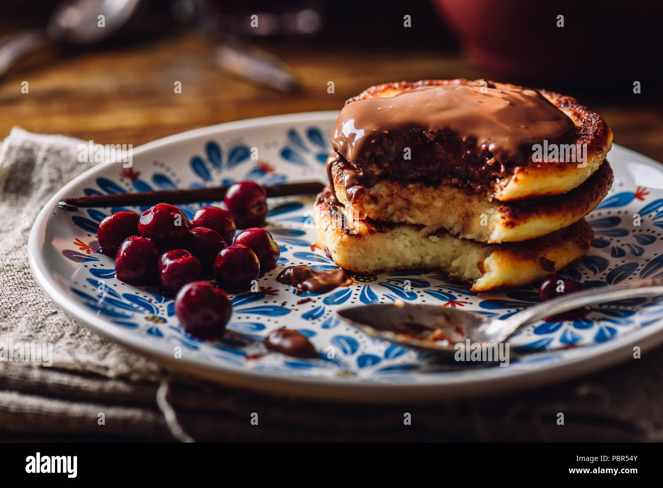 Frittelle di Quark con pasta di nocciole, congelati ciliegia e baccello di vaniglia. Foto Stock
