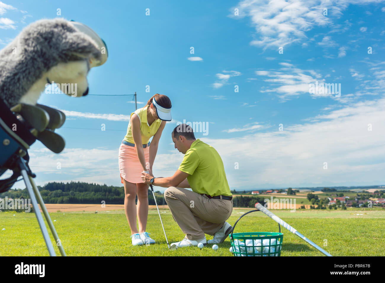 Lunghezza completa di un istruttore esperto di insegnamento di una giovane donna Foto Stock