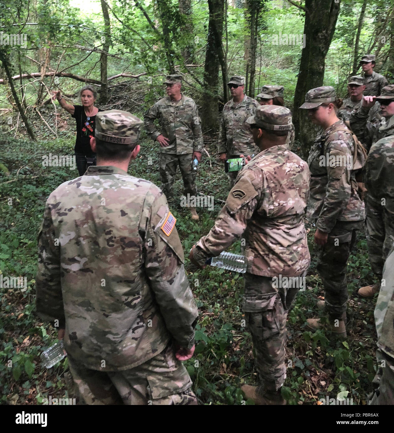 I soldati della New York Army National Guard XLII della divisione di fanteria esplorare la fattoria Musarde e resti di trincee scavate nella zona di guerra mondiale 1 il 25 luglio 2018. Il 14 ottobre 1918, soldati dal XLII della divisione 167° Reggimento di Fanteria ha lottato per la fattoria come parte di un attacco su di una posizione tedesca conosciuta come Krimheld Stellung.venticinque membri della New York Army National Guard XLII della divisione di fanteria, che ha sede a Troy, intitolata alla Francia il lunedì, 23 Luglio per prendere parte a una settimana di guerra mondiale I attività commemorative. ( U.S. Esercito nazionale Guard Foto di Cap Foto Stock