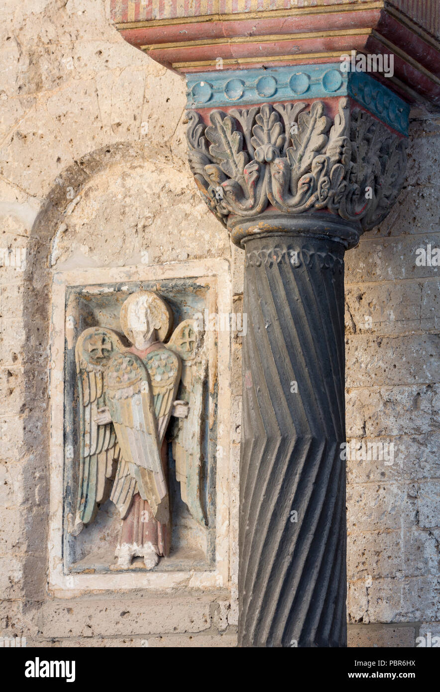 Brauweiler bei Pulheim, Abteikirche San Nicolò, Vorhalle, Westportal mit Kapitell und sollievo mit Cherubin Foto Stock