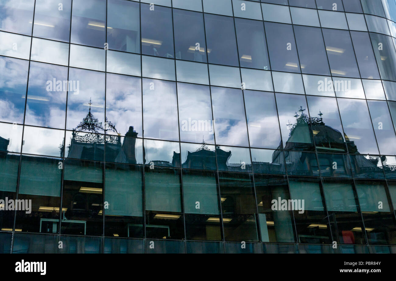 Riflessi di ferro battuto decorativo di vecchi edifici in vetro moderno edificio per uffici windows, Ingram Street, Glasgow, Scotland, Regno Unito Foto Stock