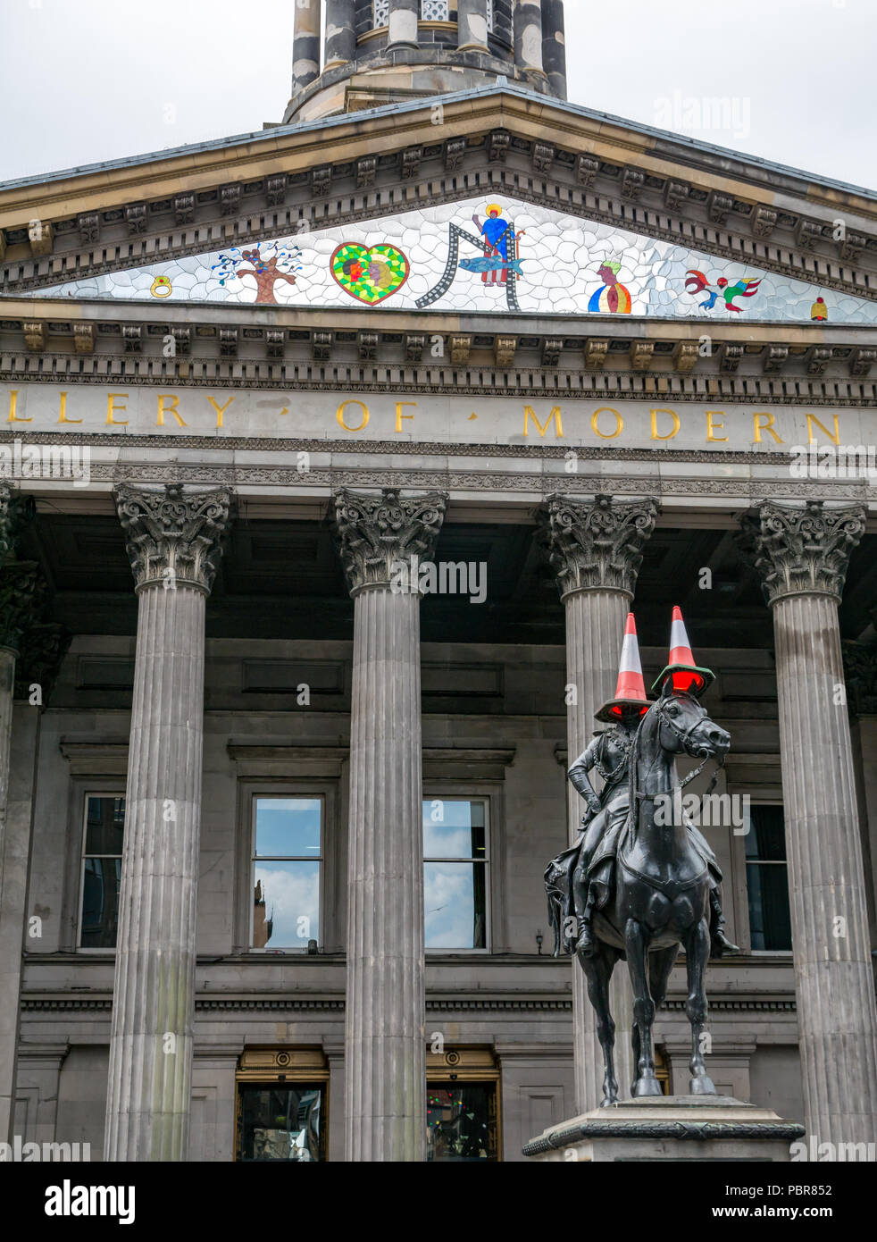 Statua equestre Duca di Wellington con traffico coni, la Galleria di Arte Moderna, Goma, Royal Exchange Square, Glasgow, Scotland, Regno Unito Foto Stock