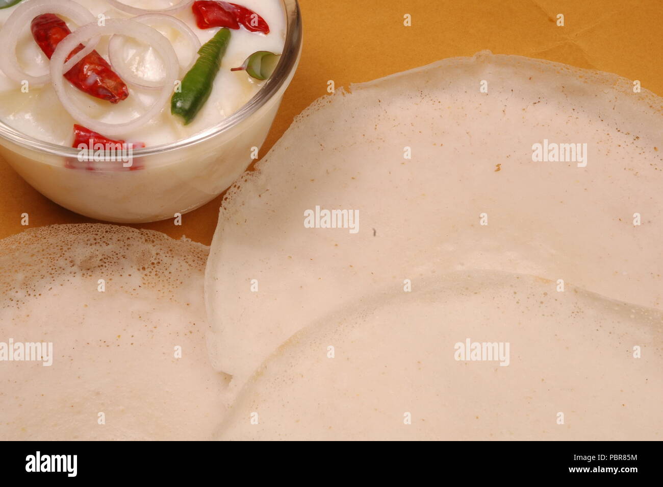 Appam e stufato di vegetali,una colazione piatto popolare in Kerala Foto Stock