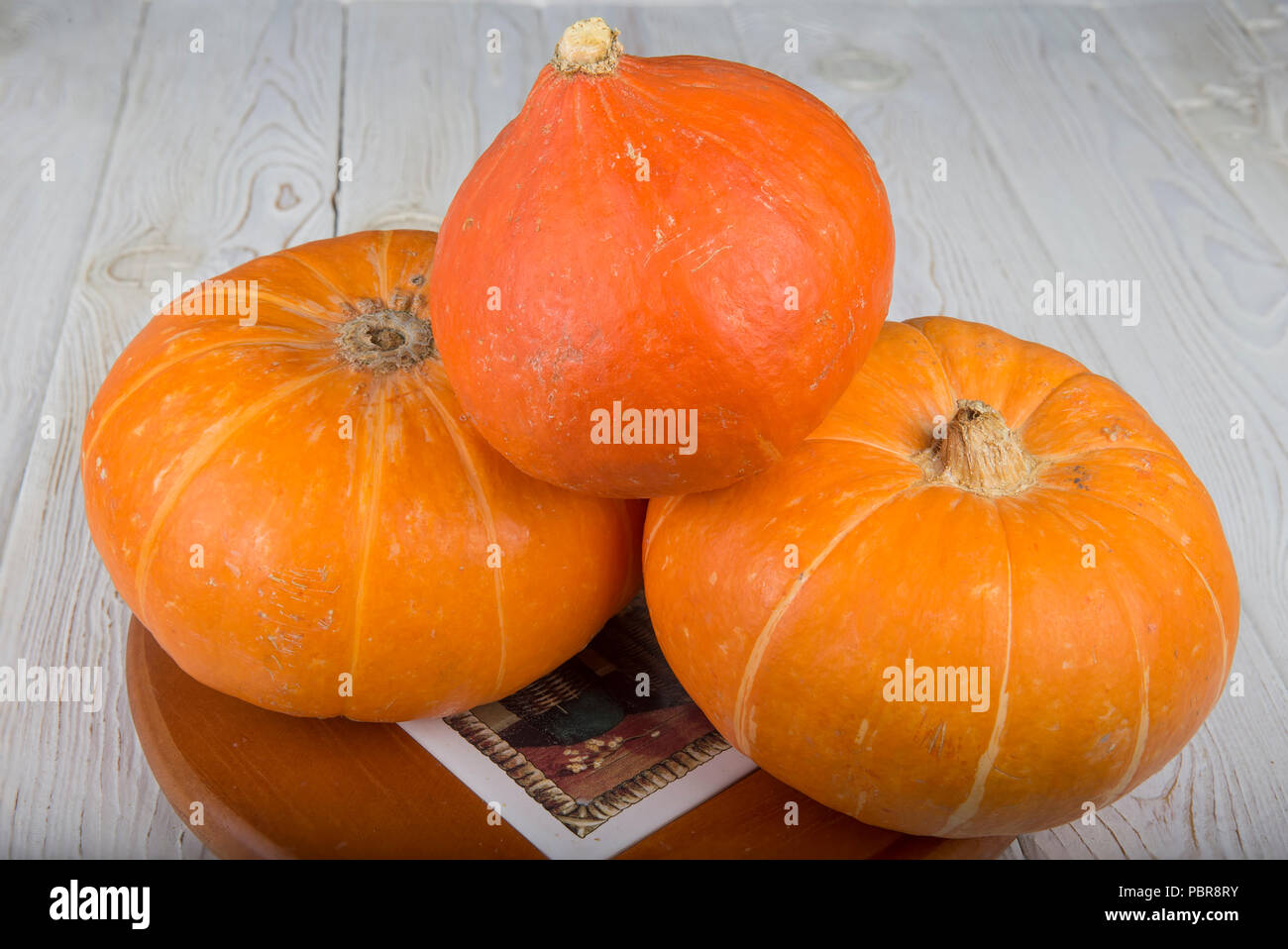 Mature di zucca freschi. Su un tavolo di legno Foto Stock