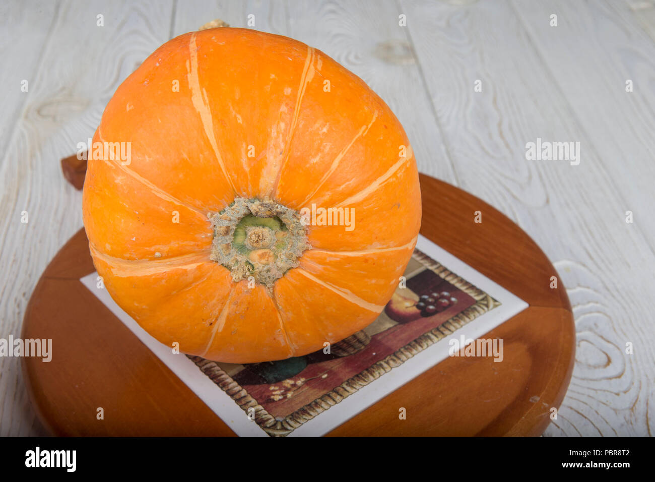 Mature di zucca freschi. Su un tavolo di legno Foto Stock