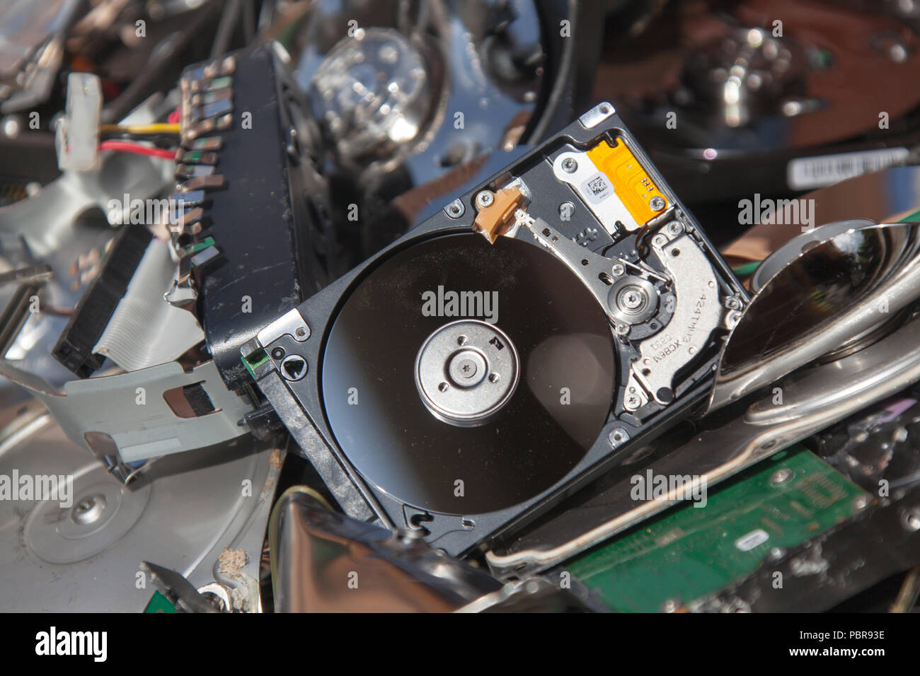 Lotto di ridondanza di apparecchiature IT, che è stato distrutto i dati per scopi di sicurezza. Foto Stock