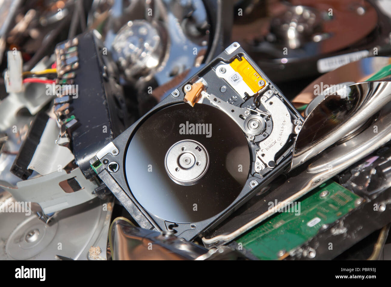 Lotto di ridondanza di apparecchiature IT, che è stato distrutto i dati per scopi di sicurezza. Foto Stock