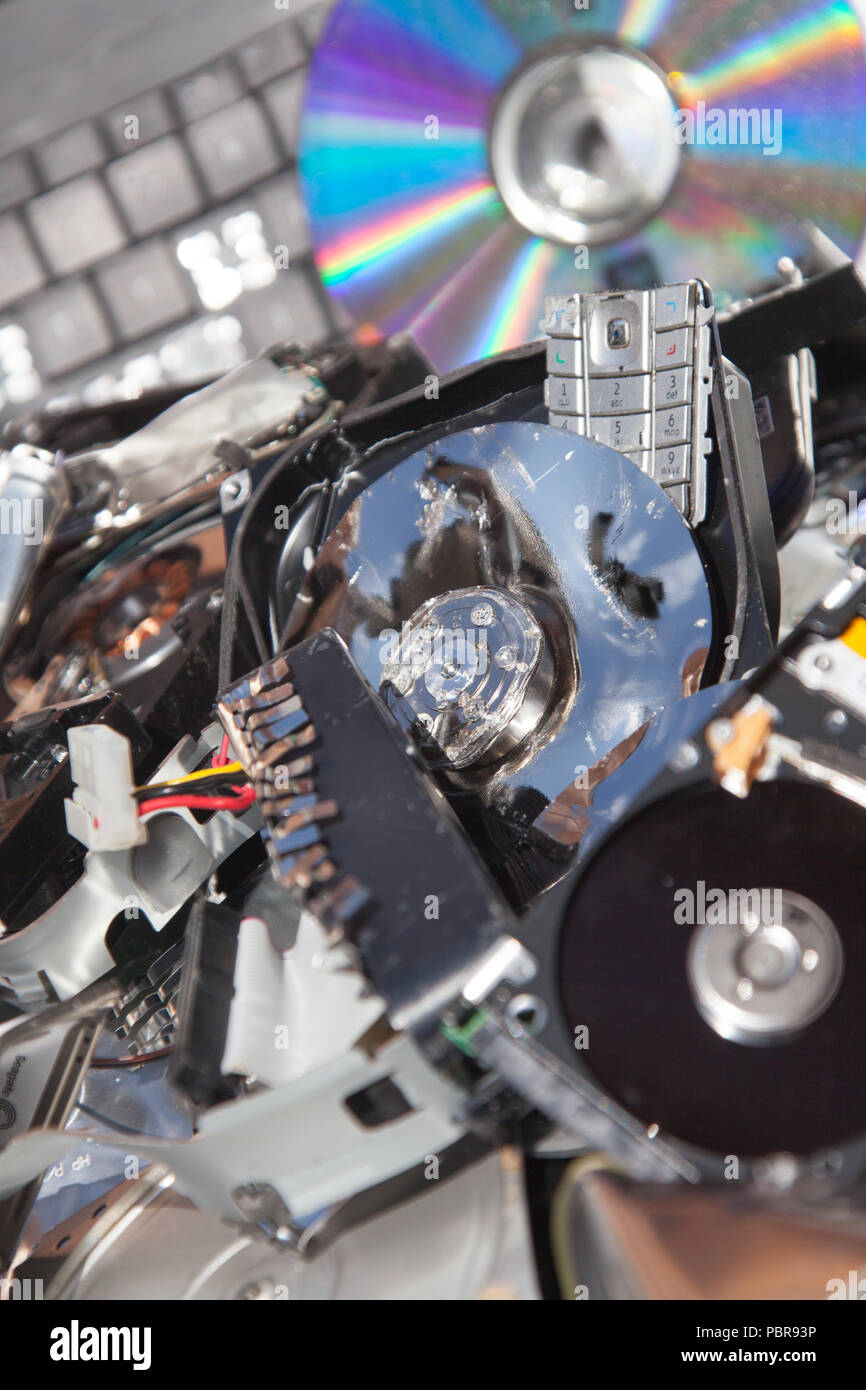 Lotto di ridondanza di apparecchiature IT, che è stato distrutto i dati per scopi di sicurezza. Foto Stock