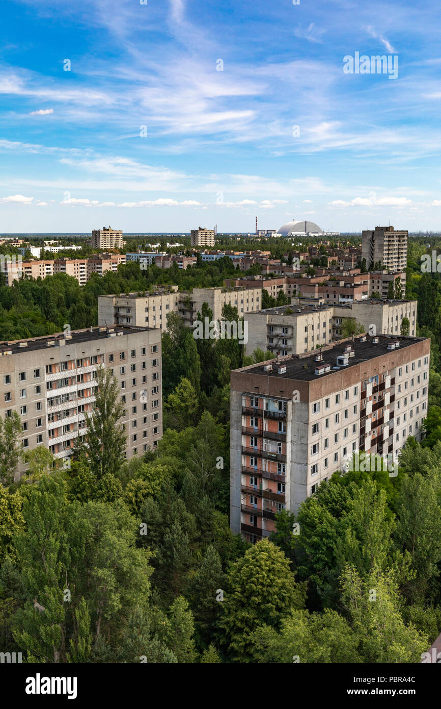 Vista su pripjat verso il nuovo confinamento sicuro edificio della centrale nucleare di Cernobyl Foto Stock