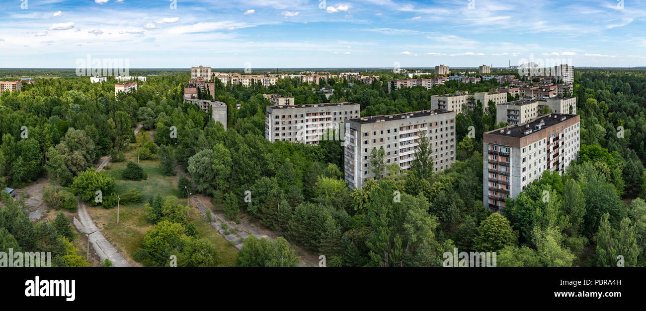 Vista su pripjat verso il nuovo confinamento sicuro edificio della centrale nucleare di Cernobyl Foto Stock