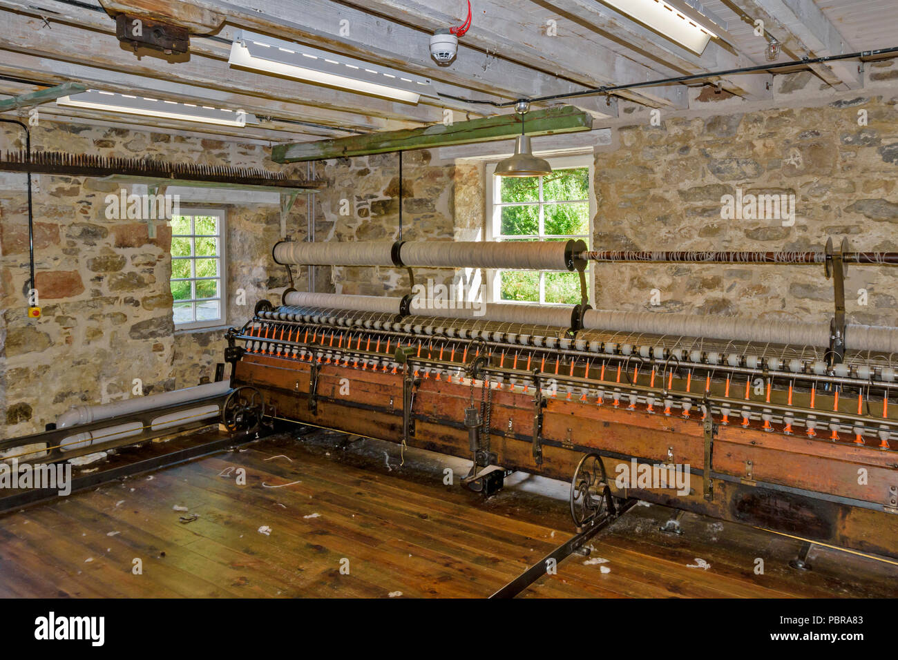 Il vecchio rinnovato LANIFICIO A KNOCKANDO SPEYSIDE Scozia interno che mostra i telai o macchine di tessitura Foto Stock