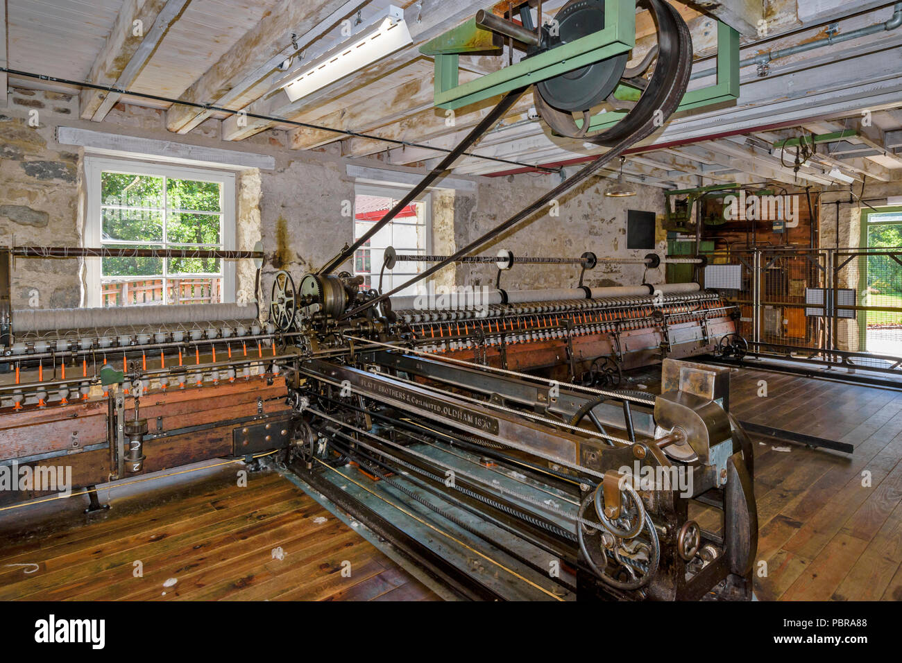 Il vecchio rinnovato LANIFICIO A KNOCKANDO SPEYSIDE Scozia interno mostra di macchine di tessitura realizzato BT PLATT DI OLDHAM NEL 1870 Foto Stock
