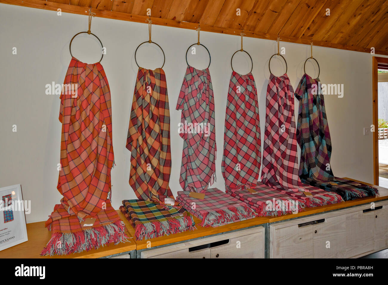 Il vecchio rinnovato LANIFICIO A KNOCKANDO SPEYSIDE Scozia interni plaid di lana per la vendita effettuata presso il mulino Foto Stock