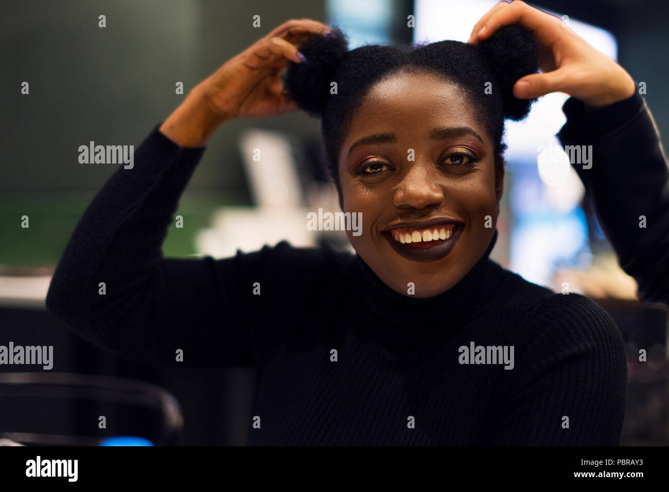 Ragazze africane ritratto in una caffetteria con una felice le espressioni del viso. Foto Stock