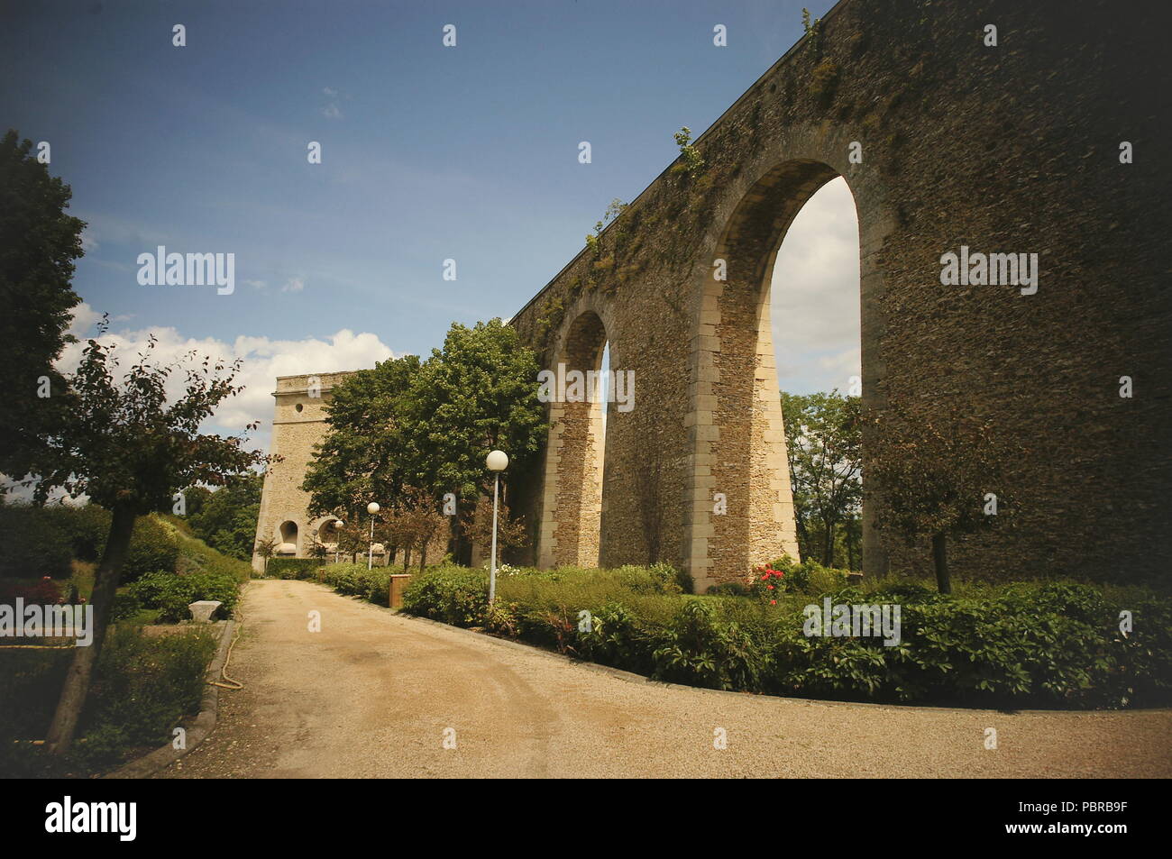 AJAXNETPHOTO. LOUVECIENNES, Francia. - Macchina DE MARLY - l'Aquaduct di Louveciennes situato a ovest di Parigi. Costruito nel 1681-85 da JULES HARDOUIN-mansarda e ROBERT DE cotte. Ha cessato di essere utilizzato nel 1866 quando è stato sostituito da tubi. Foto:JONATHAN EASTLAND/AJAX REF;R120906 2354 1 Foto Stock