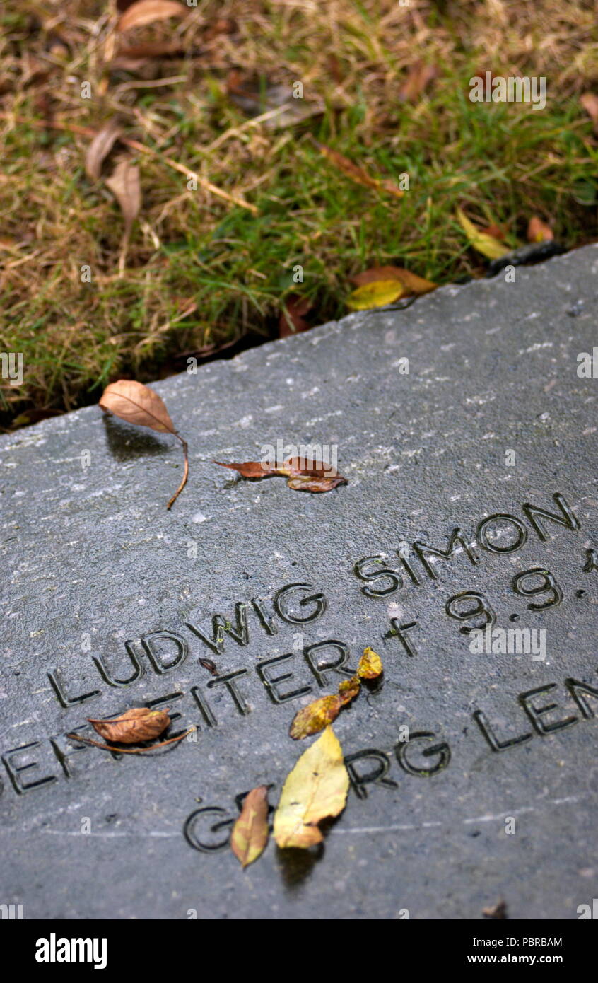 AJAXNETPHOTO. FRICOURT, Somme Picardia, Francia. - Pietra tomba nel cimitero tedesco appena al di fuori del villaggio. Foto:JONATHAN EASTLAND/AJAX REF:D52110/654 Foto Stock